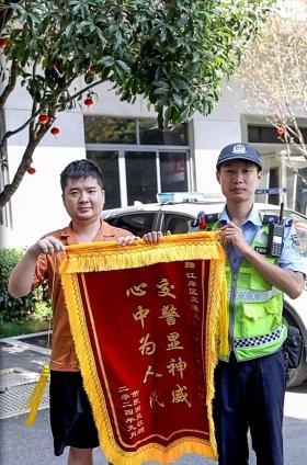 武漢漢警快騎緊急開辟生命通道，護(hù)送嗆奶窒息幼兒就醫(yī)