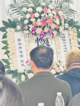 徐少強(qiáng)夫婦追思會現(xiàn)場曝光！夫妻恩愛遺照令人鼻酸，群星送上花牌  第5張